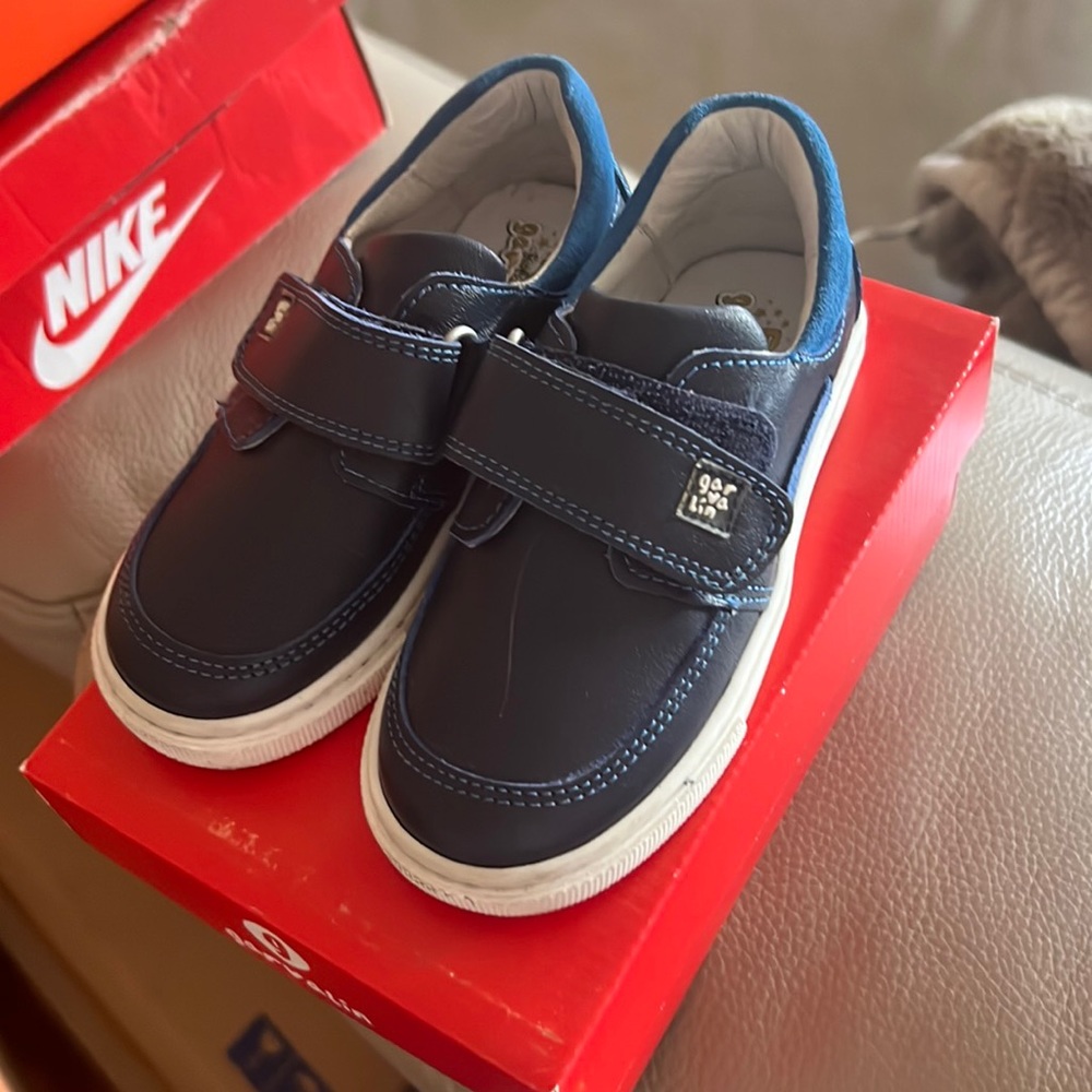Boys blue shoe 25 size